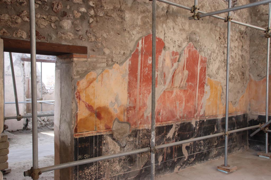 V.3 Pompeii. Casa del Giardino. October 2022.
Room 3, doorway to atrium at south end of west wall of triclinium. Photo courtesy of Klaus Heese.