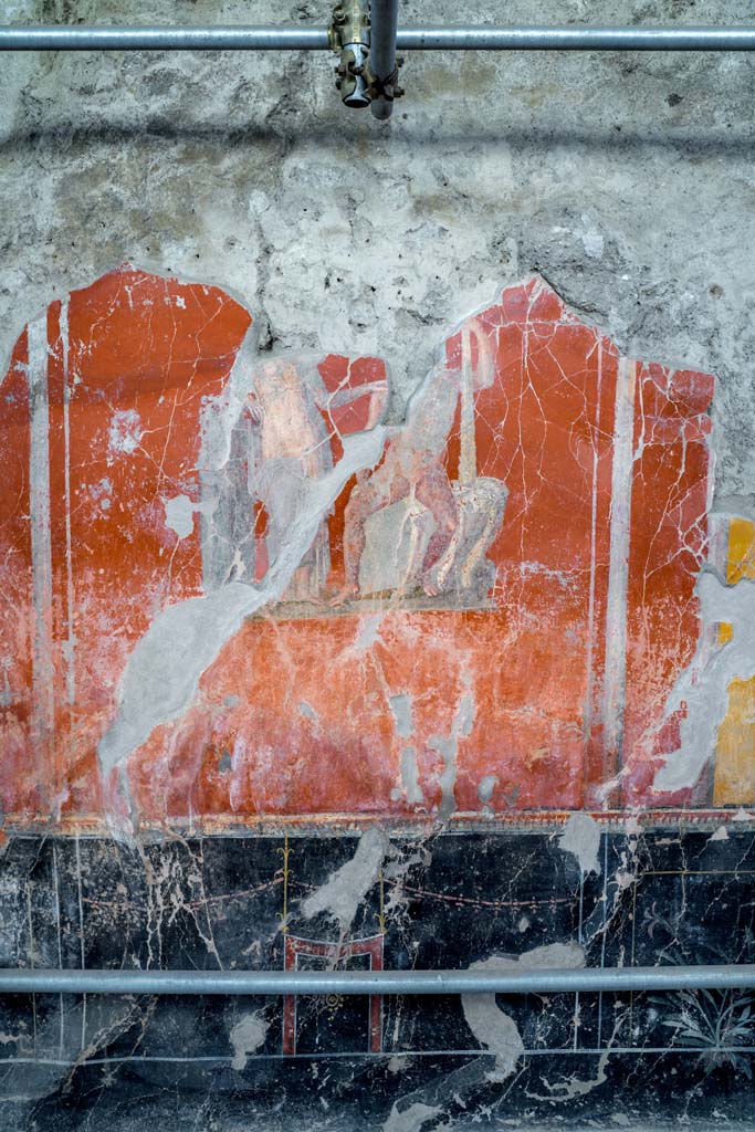 V.3 Pompeii. Casa del Giardino. October 2021.
Room 3, central painting on west wall of triclinium. Photo courtesy of Johannes Eber.