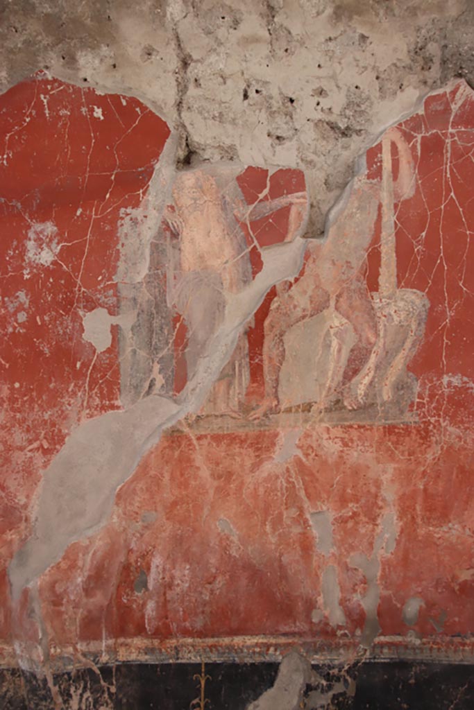 V.3 Pompeii. Casa del Giardino. October 2022.
Room 3, central painting on west wall of triclinium showing Hercules. Photo courtesy of Klaus Heese.