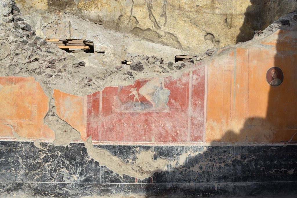 V.3 Pompeii. Casa del Giardino. October 2018. Ambiente 3, north wall with fresco of Venus and cupid.
Ambiente 3, parete nord con affresco di Venere e amorino.
Photograph © Parco Archeologico di Pompei.