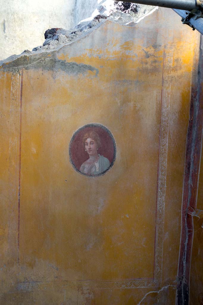 V.3, Pompeii. Casa del Giardino. October 2021.
Room 3, east end of north wall in north-east corner of triclinium. Photo courtesy of Johannes Eber.