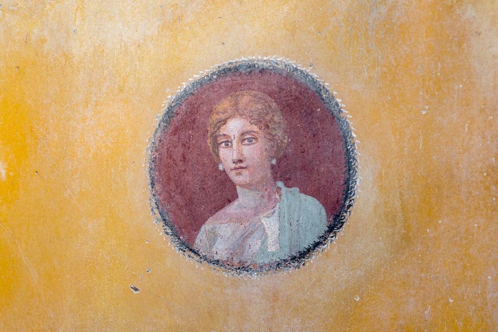 V.3 Pompeii. Casa del Giardino. October 2021.
Room 3, medallion portrait from east end of north wall. Photo courtesy of Johannes Eber.