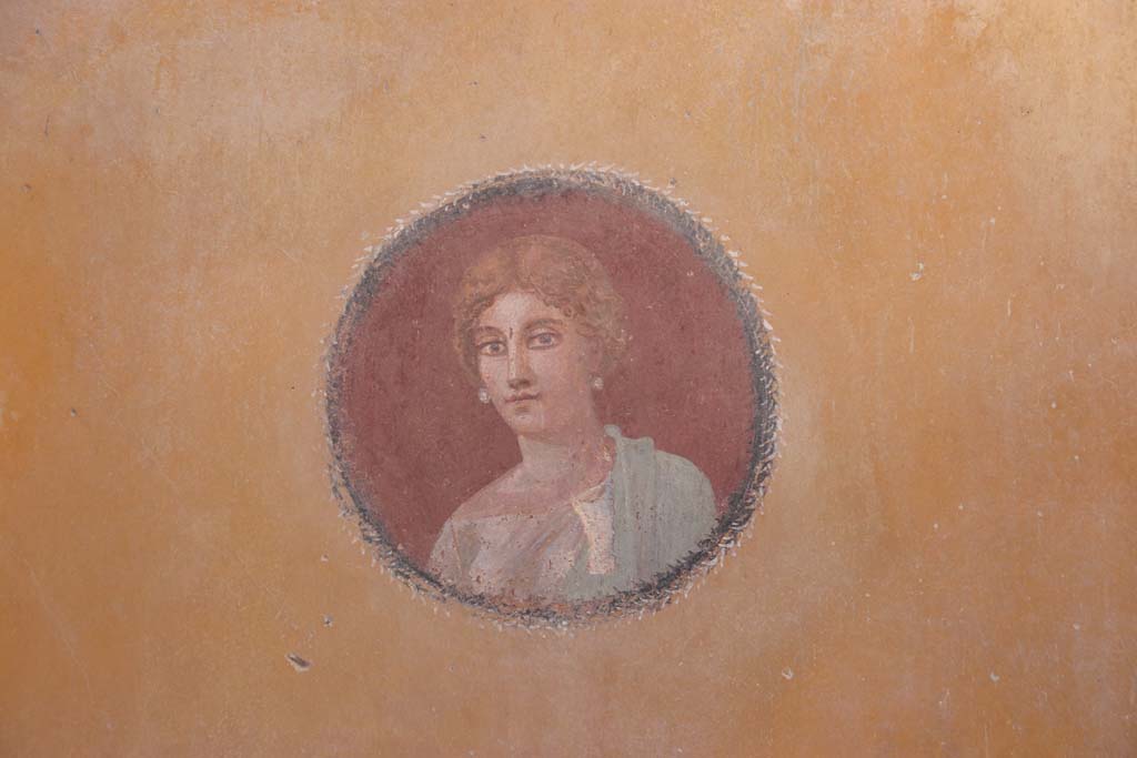 V.3 Pompeii. Casa del Giardino. September 2021.
Room 3, detail of medallion from east end of north wall. Photo courtesy of Klaus Heese.