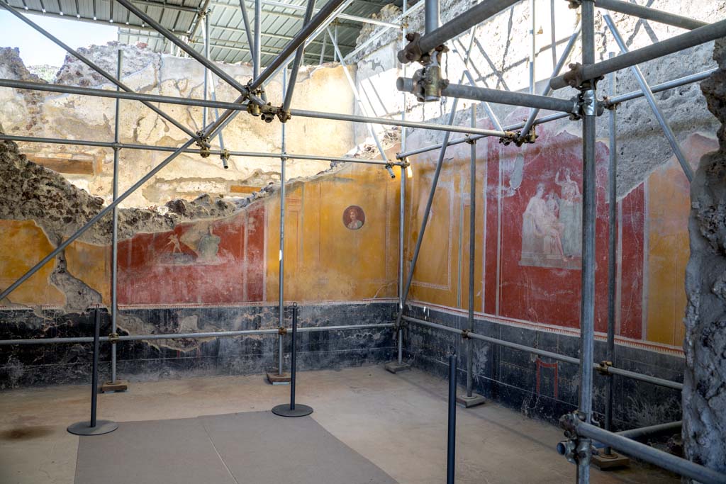V.3.12, Pompeii. Casa del Giardino. October 2021.
Room 3, looking towards north-east corner of triclinium. Photo courtesy of Johannes Eber.