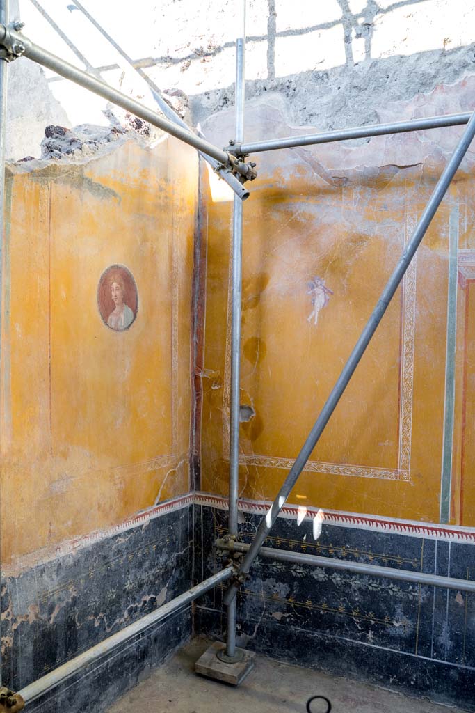 V.3, Pompeii. Casa del Giardino. October 2021.
Room 3, north-east corner, with north wall, on left. Photo courtesy of Johannes Eber.