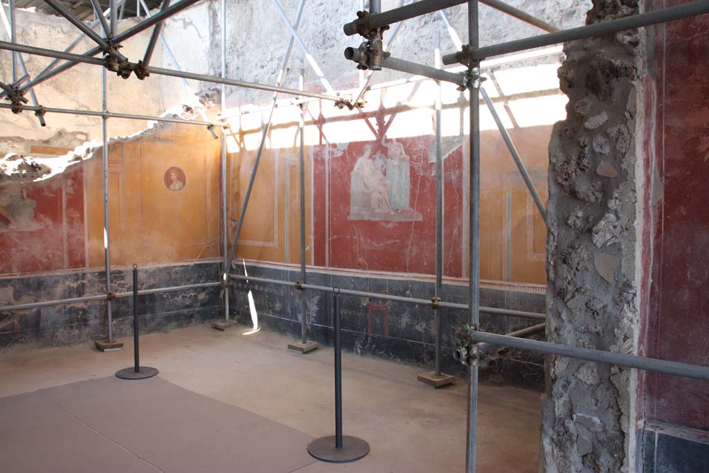 V.3 Pompeii. Casa del Giardino. September 2021.
Room 3, looking towards north-east corner and east wall of triclinium. Photo courtesy of Klaus Heese.