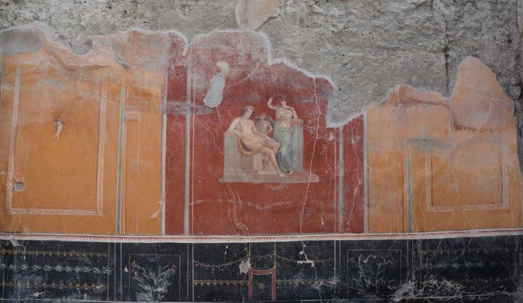 V.3 Pompeii. Casa del Giardino. October 2018. Ambiente 3, east wall.
In one of the rooms it is decorated with large scenes, almost real megalographies. In one we recognize Venus with a male figure (perhaps Adonis or Paris) and with Eros.
In uno degli ambienti è decorato con scene di grandi dimensioni, quasi vere e proprie megalografie. In una si riconoscono Venere con una figura maschile (forse Adone o Paride) e con Eros.
Photograph © Parco Archeologico di Pompei.