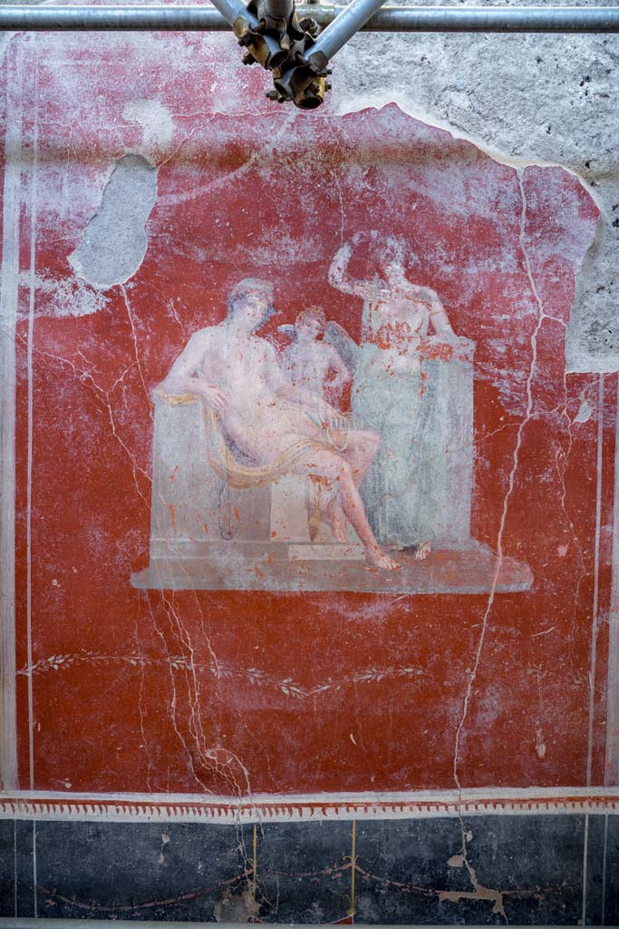V.3, Pompeii. Casa del Giardino. October 2021.
Room 3, central painting of Venus, perhaps either Adonis or Paris, and a cupid, from east wall.
Photo courtesy of Johannes Eber.