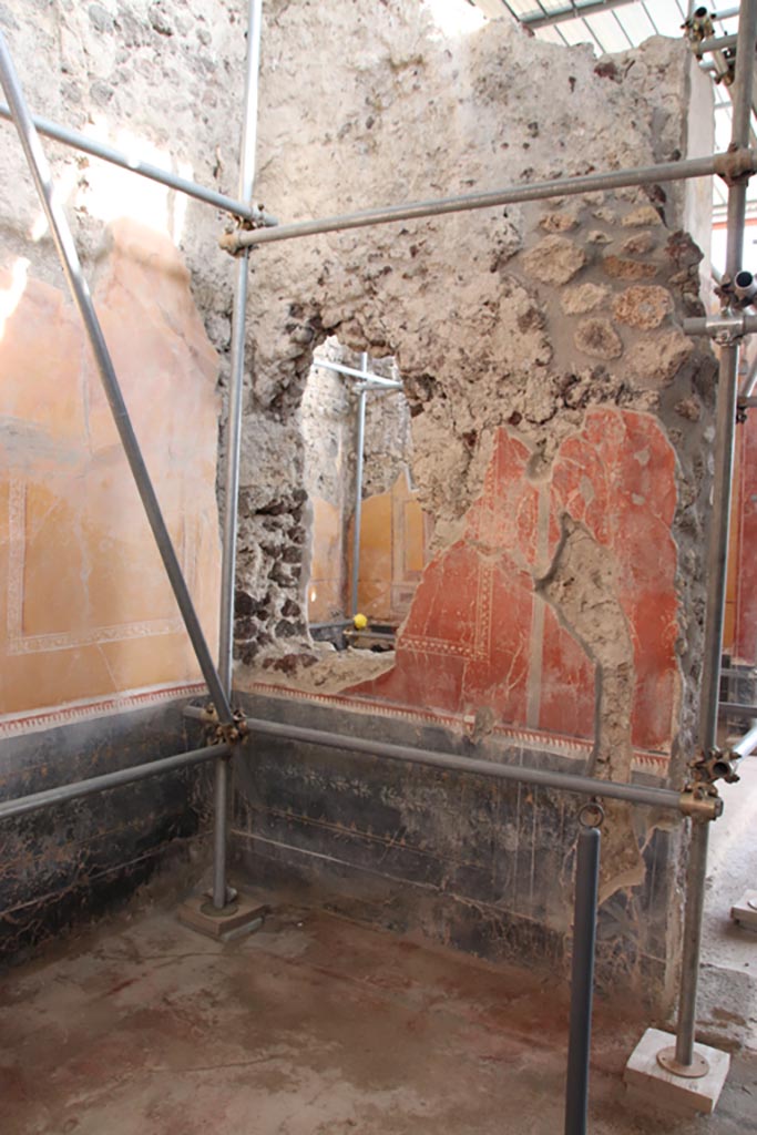 V.3 Pompeii. Casa del Giardino. October 2022.
Room 3, south wall in south-east corner. Photo courtesy of Klaus Heese.