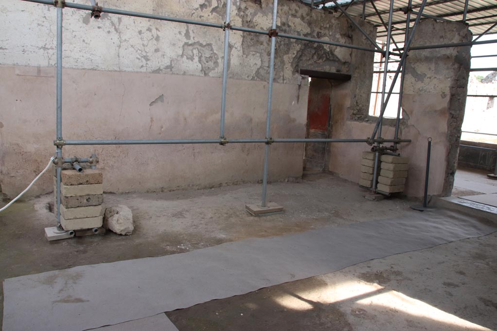 V.3 Pompeii. Casa del Giardino, October 2022.
Room 5, looking south-east across atrium towards doorway to room 3 and doorway to Portico 10, on right. Photo courtesy of Klaus Heese.
