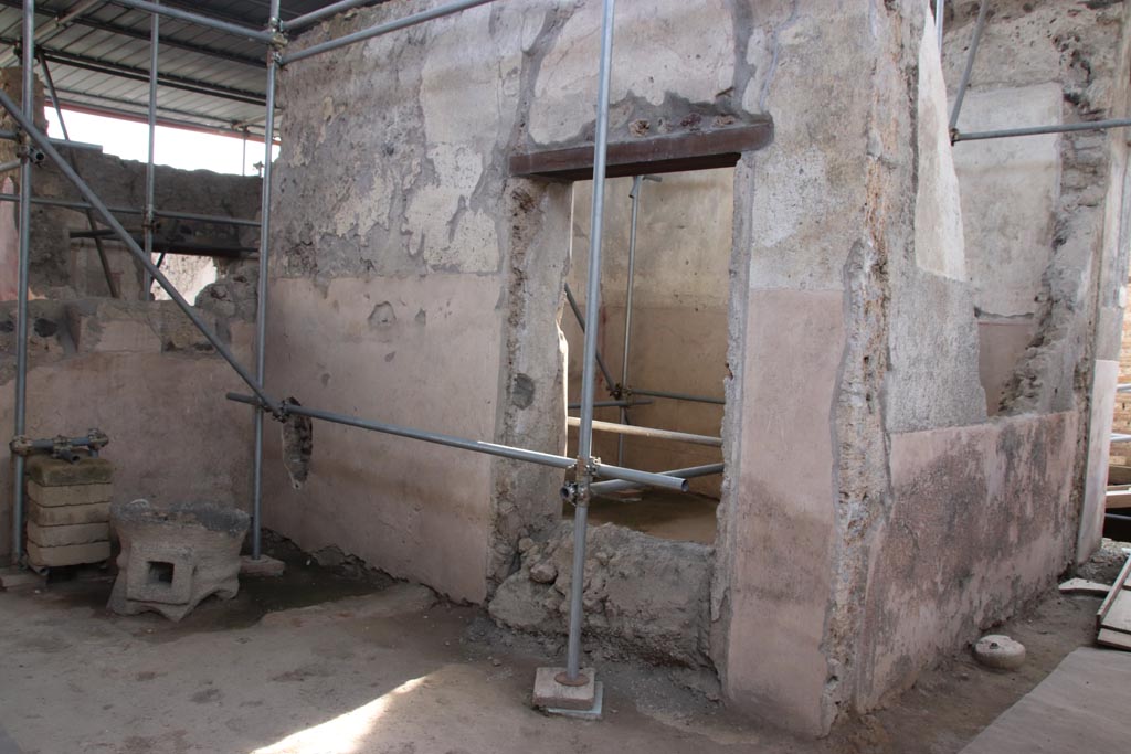 V.3 Pompeii. Casa del Giardino, October 2022.
Room 5, looking south-west across atrium towards doorway to room 8, and entrance corridor/fauces, on right. Photo courtesy of Klaus Heese.