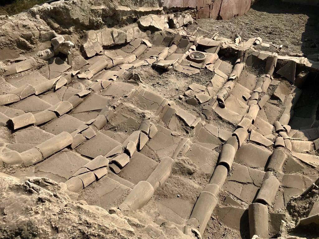 V.3 Pompeii. Casa del Giardino. October 2018. Ambiente 6, roof tiles.
Ambiente 6, tegole.
Photograph © Parco Archeologico di Pompei.