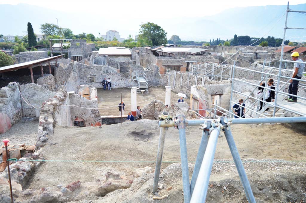 V.3 Pompeii. Casa del Giardino. October 2018. View south from the unexcavated area with ambiente 6 left, showing part of collapsed roof.
Vista a sud dalla zona non scavata con ambiente 6 a sinistra, mostrando parte del tetto crollato.
Photograph © Parco Archeologico di Pompei.