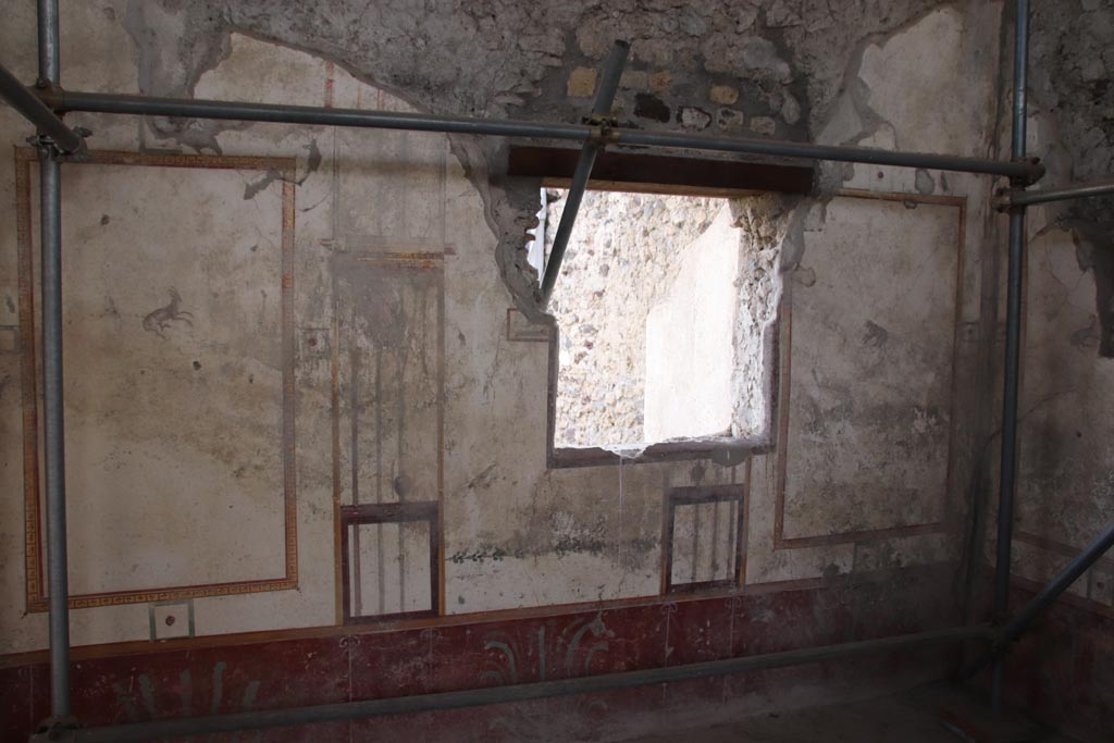 V.3 Pompeii. Casa del Giardino. October 2022.
Room 7, looking towards south wall and window onto garden area. Photo courtesy of Klaus Heese.