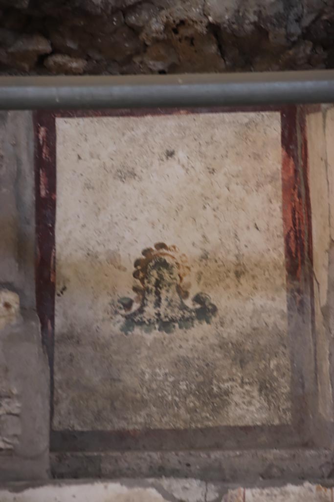 V.3 Pompeii. Casa del Giardino. October 2022.
Room 7, detail of painted panel from south end of west wall. Photo courtesy of Klaus Heese.