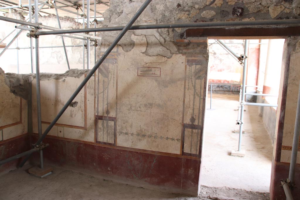 V.3 Pompeii. Casa del Giardino. October 2022. Room 7, east wall, and doorway to portico 10. Photo courtesy of Klaus Heese.