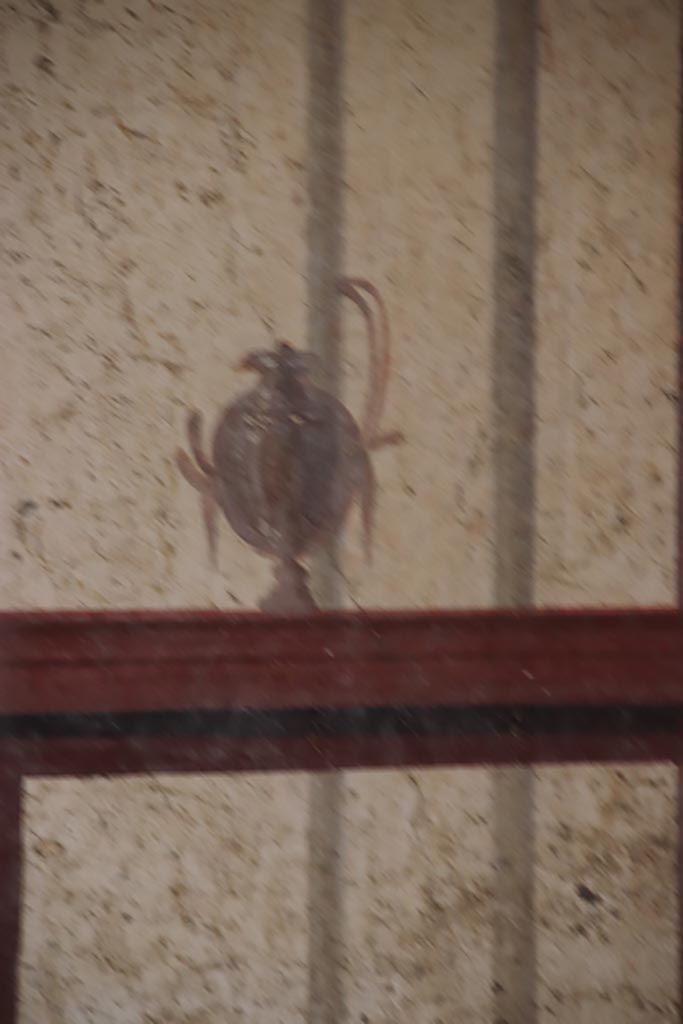 V.3 Pompeii. Casa del Giardino. October 2022.
Room 7, detail of painted jug/pot from north side of doorway on east wall. Photo courtesy of Klaus Heese.
