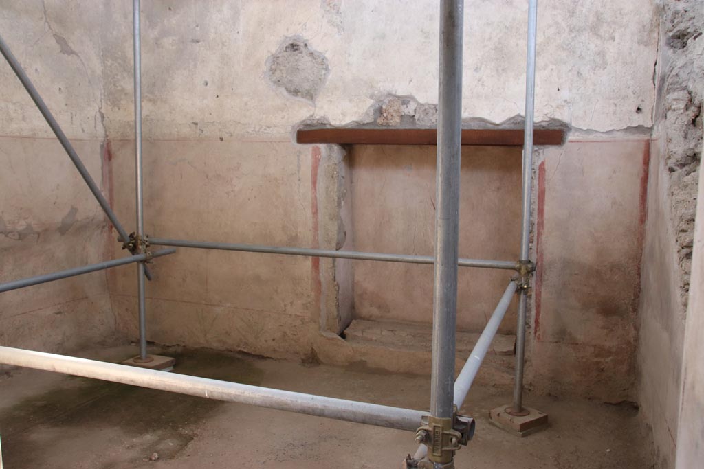 V.3 Pompeii. Casa del Giardino. October 2022. Room 8, looking towards west wall with recess in lower wall. Photo courtesy of Klaus Heese.