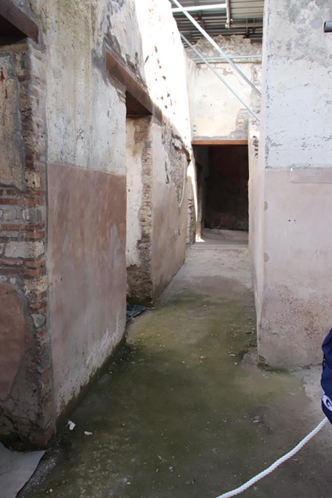 V.3 Pompeii. Casa del Giardino. October 2022.
Looking east along corridor 9. Photo courtesy of Klaus Heese.