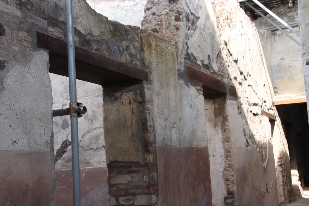 V.3 Pompeii. Casa del Giardino. October 2022.
Looking east along corridor 9, with detail of north wall and doorway 13, on left, 12 in centre, and small doorway into room 4, on right.
Photo courtesy of Klaus Heese.