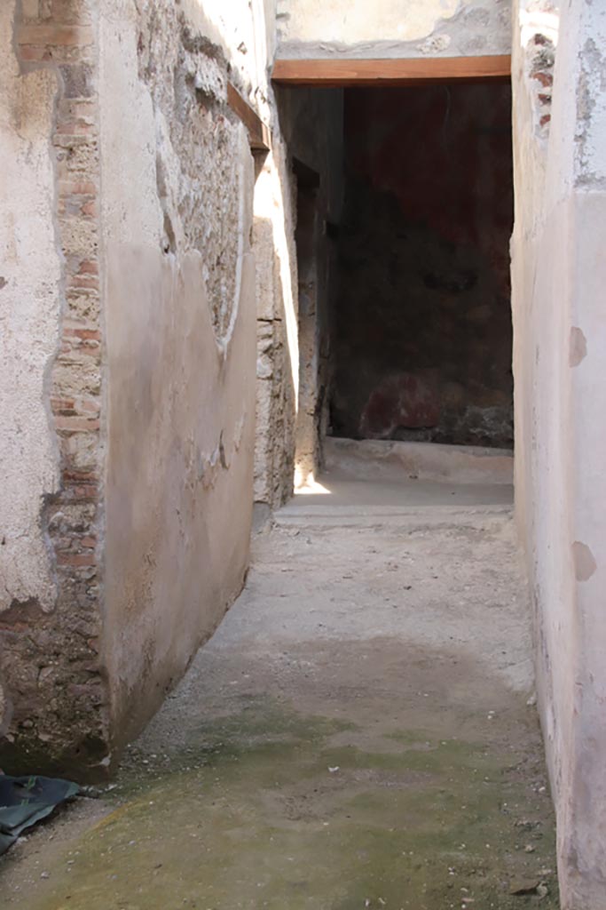 V.3 Pompeii. Casa del Giardino. October 2022.
Looking towards east end of corridor 9. Photo courtesy of Klaus Heese.