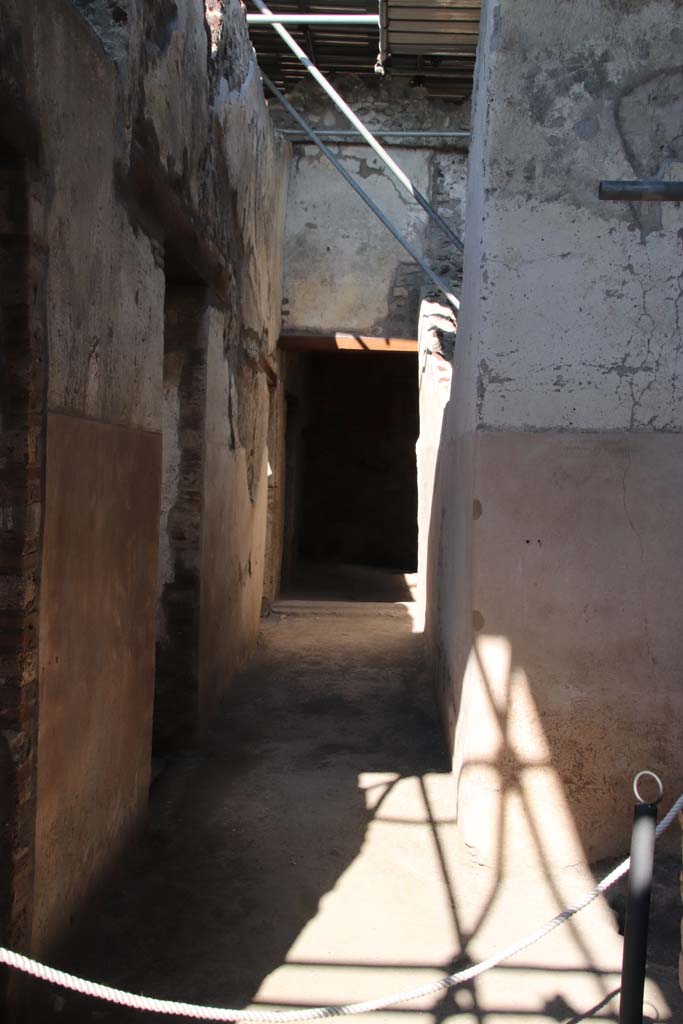 V.3 Pompeii. Casa del Giardino. September 2021.
Corridor 9, looking north-east, from room 5, atrium. Photo courtesy of Klaus Heese.