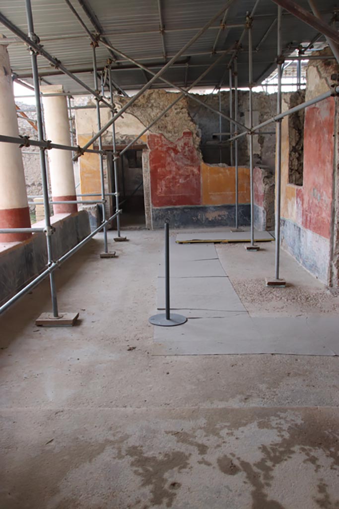 V.3 Pompeii. Casa del Giardino. October 2022.
Portico 10, looking west across south portico to room 7, on left, and doorway to atrium 5, centre right.
Photo courtesy of Klaus Heese.