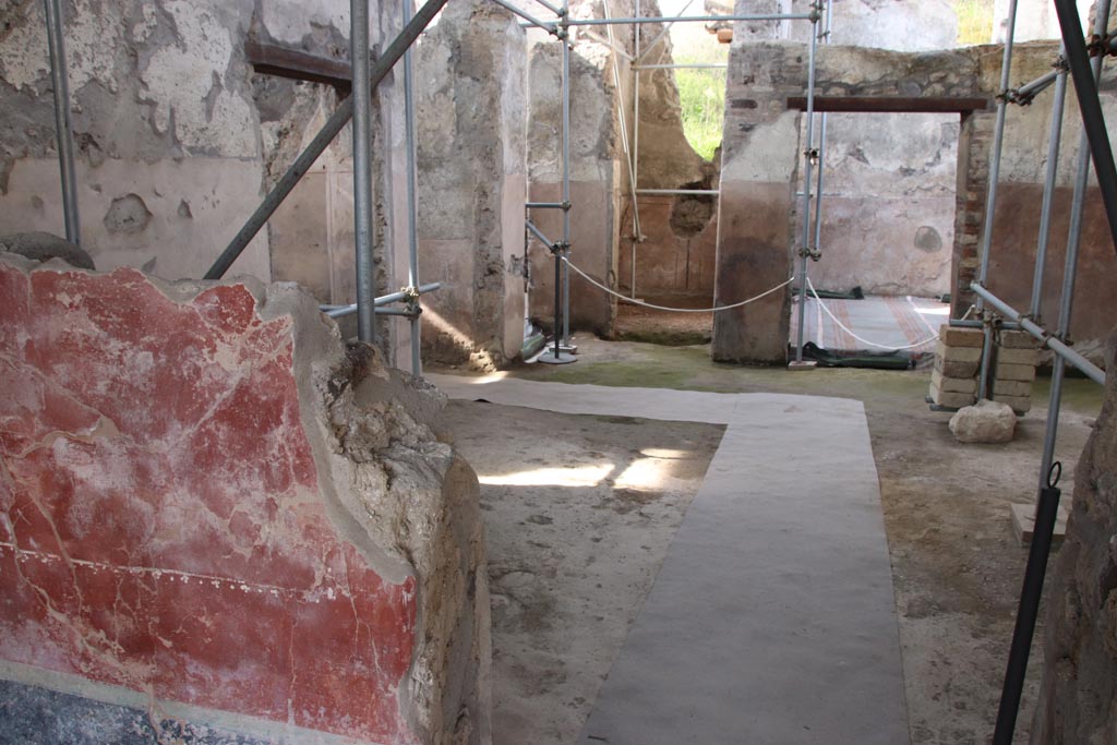 V.3 Pompeii. Casa del Giardino. October 2022. Portico 10, looking north through doorway into atrium 5. Photo courtesy of Klaus Heese.