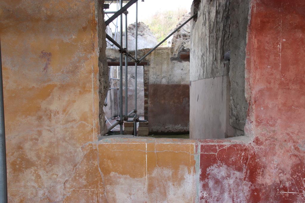 V.3 Pompeii. Casa del Giardino. October 2022.
Portico 10, looking towards north wall with window into atrium 5, and across to doorway to room 13. Photo courtesy of Klaus Heese.