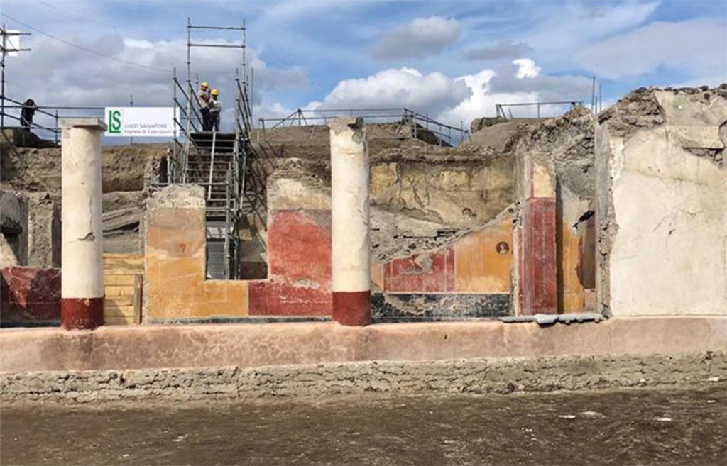 V.3 Pompeii. Casa del Giardino. 2018. Portico 10, view of red and white columns and rear wall, as seen from the garden.
Portico 10, vista delle colonne rosse e bianche, come si vede dal giardino.
Photograph © Parco Archeologico di Pompei.