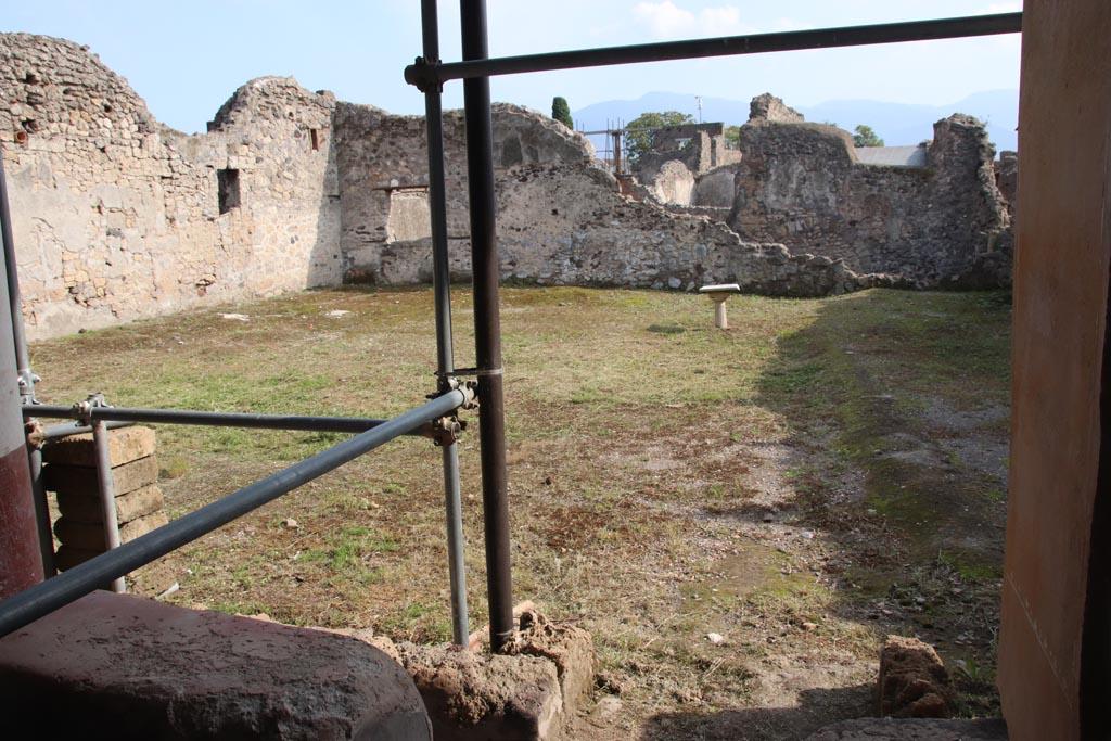 V.3 Pompeii. Casa del Giardino. October 2022.
Looking south from portico 10 through doorway at west end into garden area. Photo courtesy of Klaus Heese.