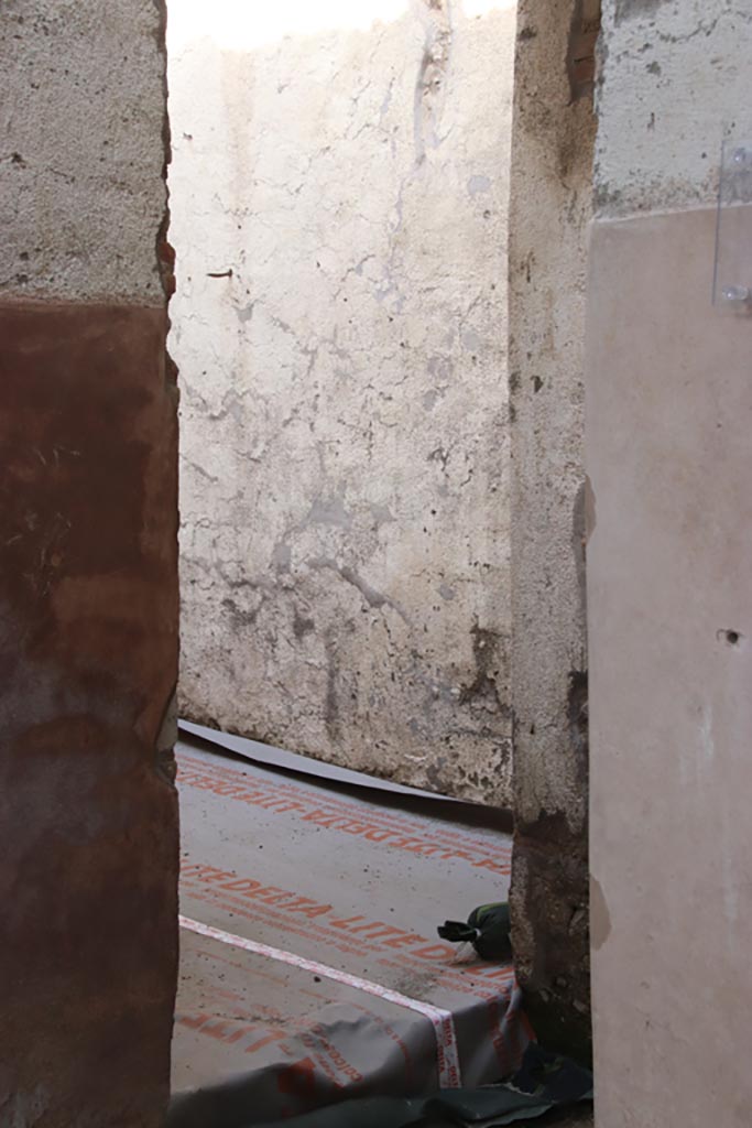V.3 Pompeii. Casa del Giardino. October 2022.
Room 12, looking through doorway. Photo courtesy of Klaus Heese.
