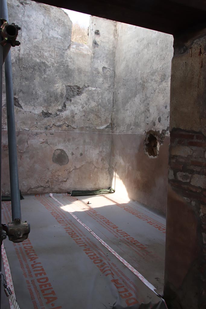 V.3 Pompeii. Casa del Giardino. October 2022.
Room 14, looking north through doorway. Photo courtesy of Klaus Heese.