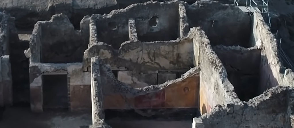 V.3 Pompeii. Casa del Giardino. 2019. At the rear of the house, from the left, are rooms 14, 13, 12, 4 and the long room 6, each with a window in their rear wall.
Sul retro della casa, da sinistra, ci sono le stanze 14, 13, 12, 4 e la stanza lunga 6, ciascuna con una finestra nella parete di fondo.
Photograph © Parco Archeologico di Pompei.