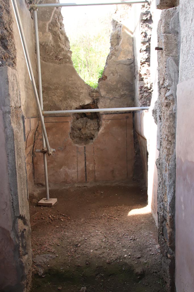 V.3 Pompeii. Casa del Giardino. October 2022.
Room 13, small room at rear of atrium. Photo courtesy of Klaus Heese.