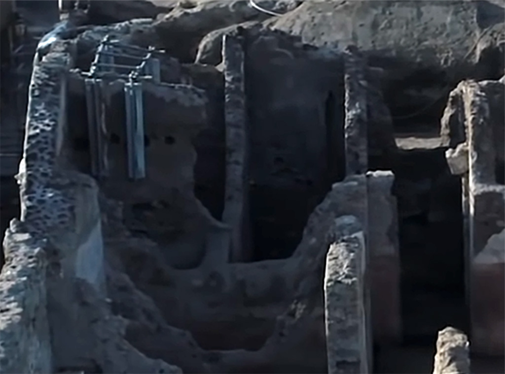 V.3 Pompeii. Casa del Giardino. 2019. From the left Room 15 (with scaffolding), room 16 in front of it, room 17 alongside both to right, and room 14 right of that.
Da sinistra ambiente 15 (con impalcature), stanza 16 di fronte ad essa, ambiente 17 accanto sia a destra, e ambiente 14 a destra di quella.
Detail from photograph © Parco Archeologico di Pompei.