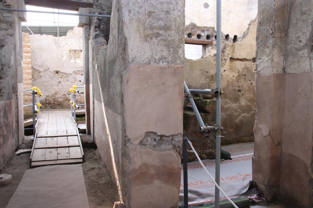 V.3 Pompeii. Casa del Giardino. October 2022. Looking west towards doorway to room 17, on right.
On the left is the entrance corridor/fauces. Photo courtesy of Klaus Heese.