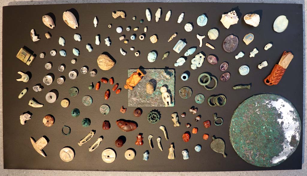 V.3 Pompeii. Casa del Giardino. February 2021. Amulets and gems on display in Antiquarium, VIII.1.4. 
Photo courtesy of Fabien Bièvre-Perrin (CC BY-NC-SA).

