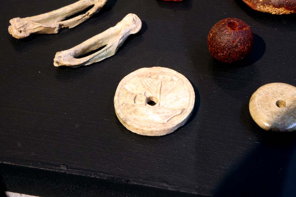 V.3 Pompeii. Casa del Giardino. February 2021. Items found, now on display in Antiquarium. 
Photo courtesy of Fabien Bièvre-Perrin (CC BY-NC-SA).
