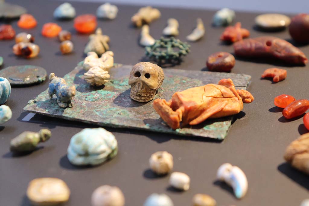V.3 Pompeii. Casa del Giardino. February 2021. Items found, now on display in Antiquarium. 
Photo courtesy of Fabien Bièvre-Perrin (CC BY-NC-SA).
