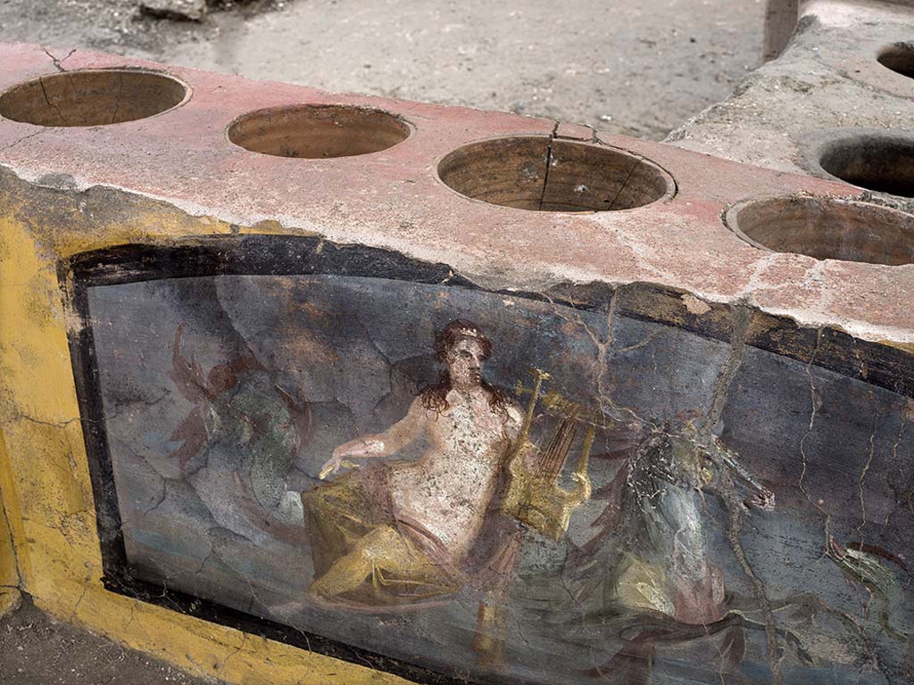 V.3 Pompeii, Thermopolium with painting of nereid. December 2020. Dolia embedded in the front part of the counter.

V.3 Pompei, Termopolio con dipinto di nereide e anfore. Dicembre 2020. Dolia incorporata nella parte anteriore del bancone.

Photo by Luigi Spina courtesy of Parco Archeologico di Pompei.

