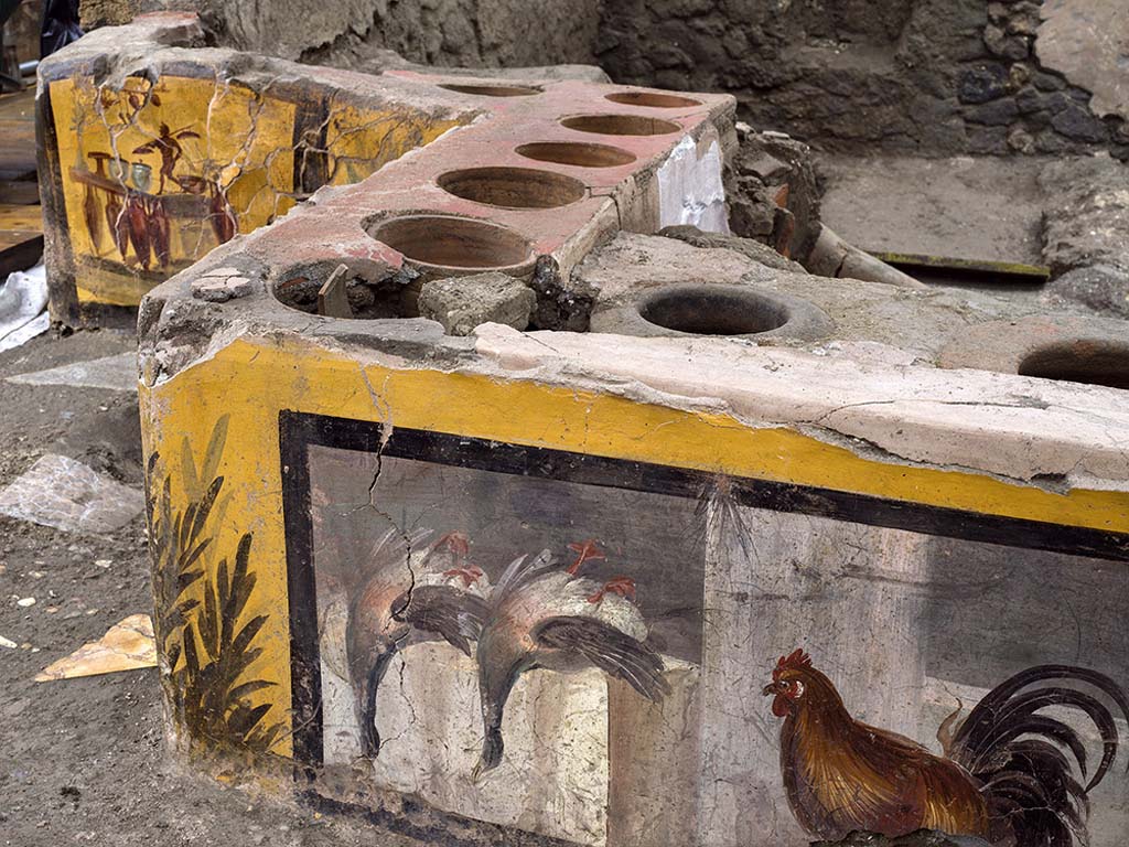 V.3 Pompeii, Thermopolium with painting of nereid. December 2020. Excavated counter with ten embedded dolia/containers.

V.3 Pompei, Termopolio con dipinto di nereide e anfore. Dicembre 2020. Bancone scavato con dieci dolia/contenitori incorporata.

Photo by Luigi Spina courtesy of Parco Archeologico di Pompei.
