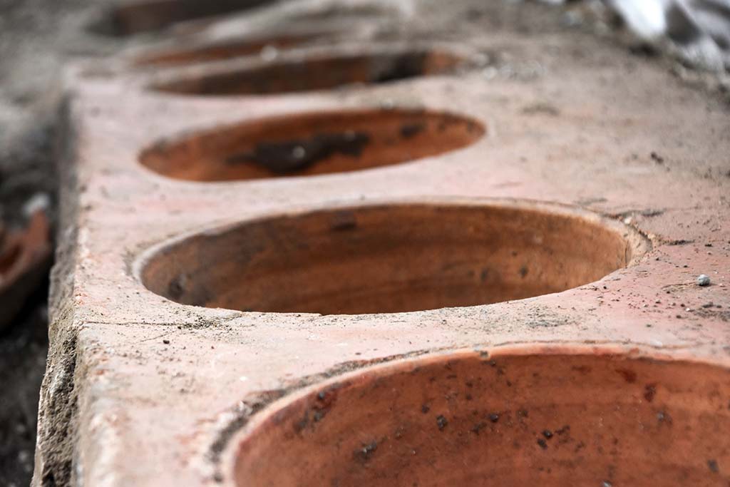 V.3 Pompeii, Thermopolium with painting of nereid. December 2020. Containers in the counter.

V.3 Pompei, Termopolio con dipinto di nereide e anfore. Dicembre 2020. Contenitori nel bancone.

Photograph © Parco Archeologico di Pompei.
