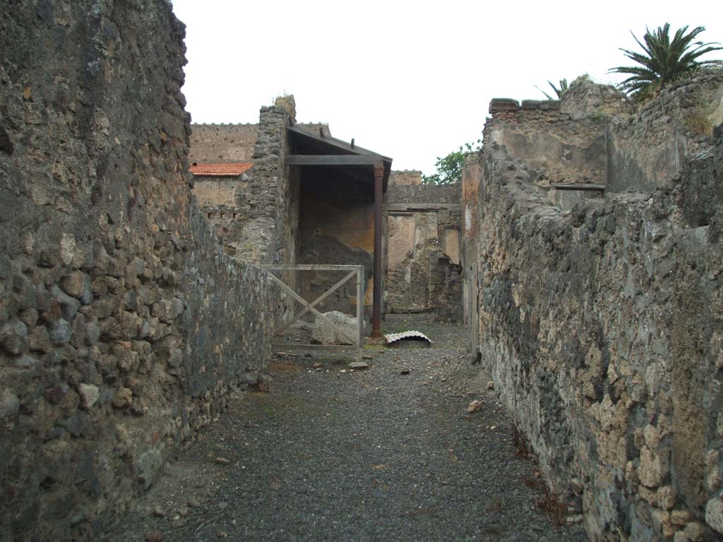 V.4.3 Pompeii. May 2005. Entrance corridor looking north.
The area of the stairs to the upper floor were against the west wall but were destroyed in the 1943 bombing.
