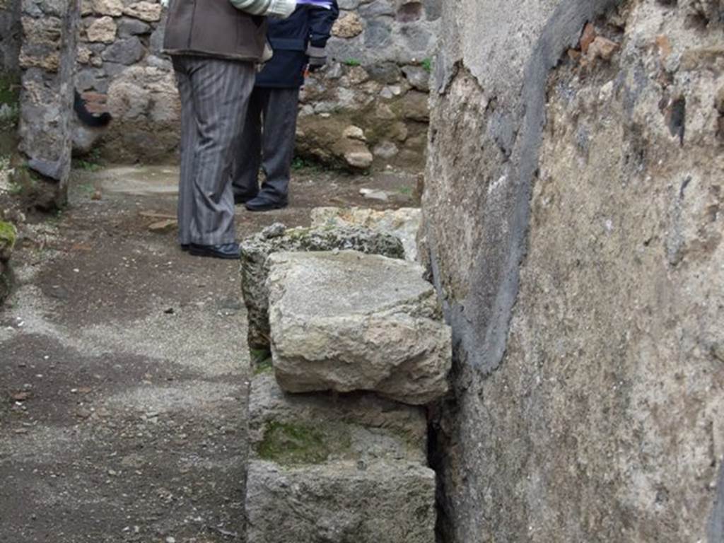 V.4.7 Pompeii. December 2007. Looking north in corridor towards rear rooms.