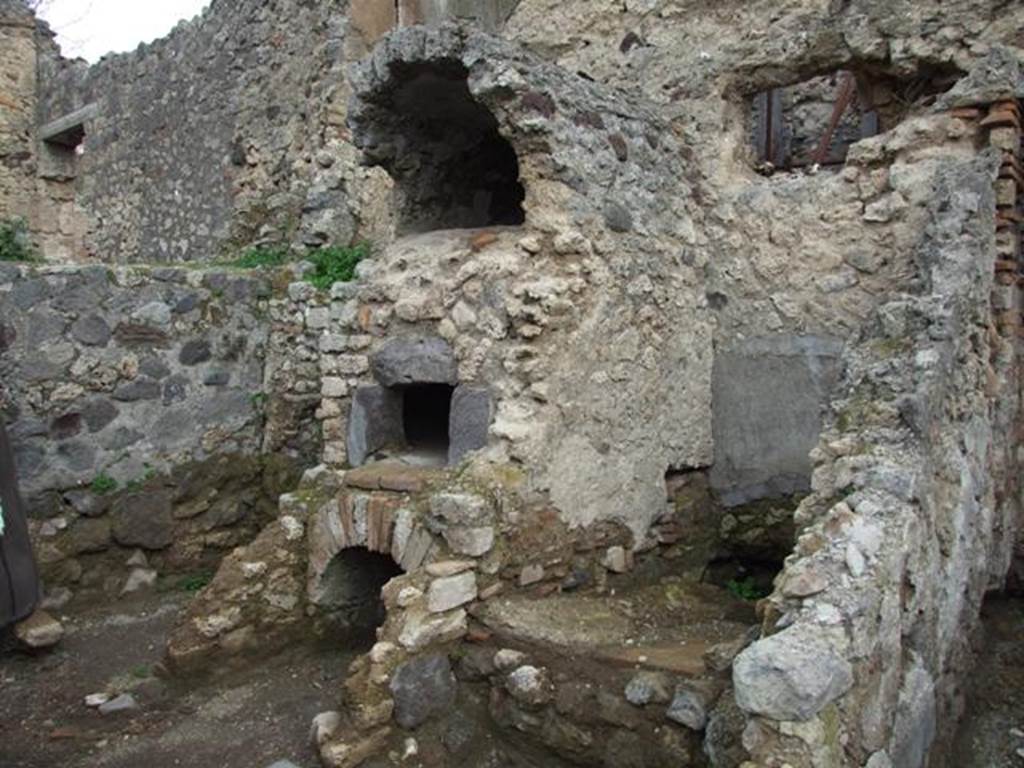 V.4.7 Pompeii. December 2007. Oven on the east wall to the north of entrance doorway at V.4.8.