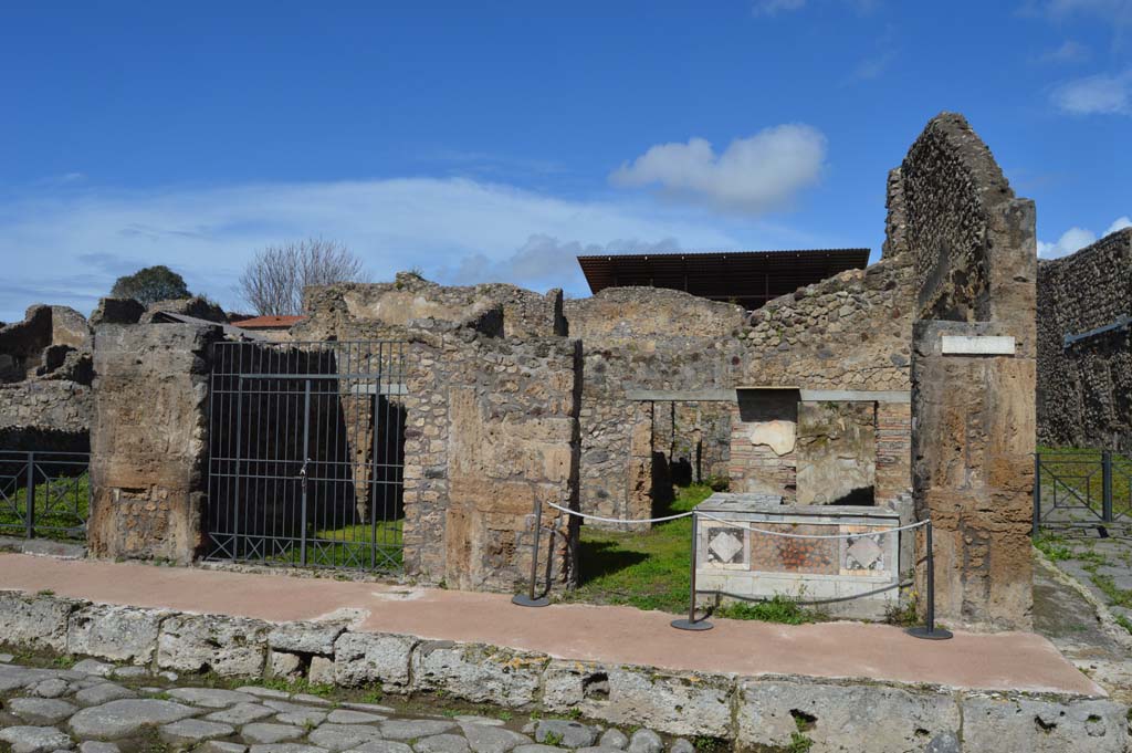 V.4.6 Pompeii and the corner at V.4.7 on Via di Nola. March 2018. Looking north to entrances.
Foto Taylor Lauritsen, ERC Grant 681269 DÉCOR.

