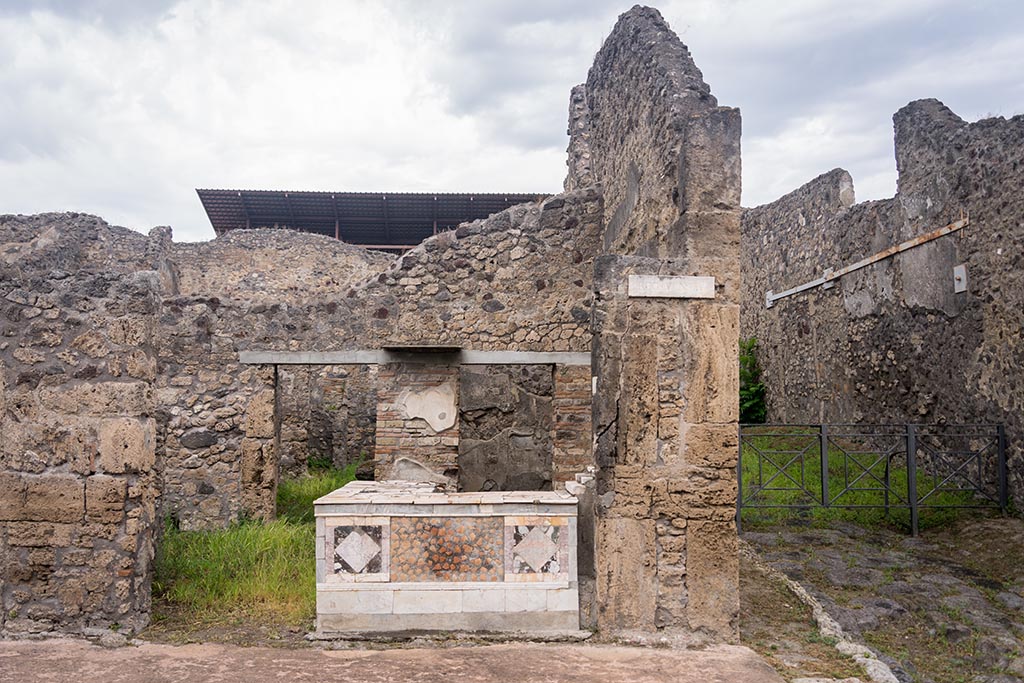 V.4.7, Pompeii. July 2024. Looking north to entrance doorway. Photo courtesy of Johannes Eber.