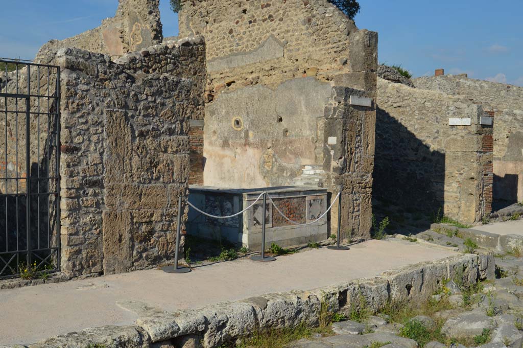V.4.7 Pompeii, in centre. October 2017. 
Looking towards entrance doorway on corner of junction with Vicolo dei Gladiatori, on right.
Foto Taylor Lauritsen, ERC Grant 681269 DCOR.

