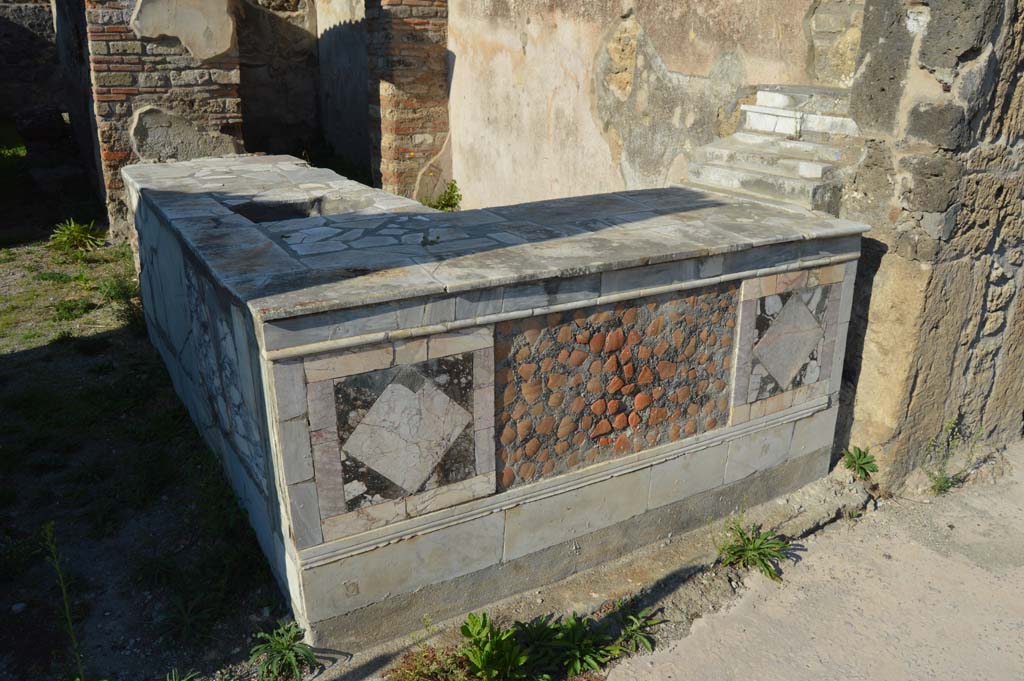 V.4.7 Pompeii. October 2017. Marble counter.
Foto Taylor Lauritsen, ERC Grant 681269 DCOR.

